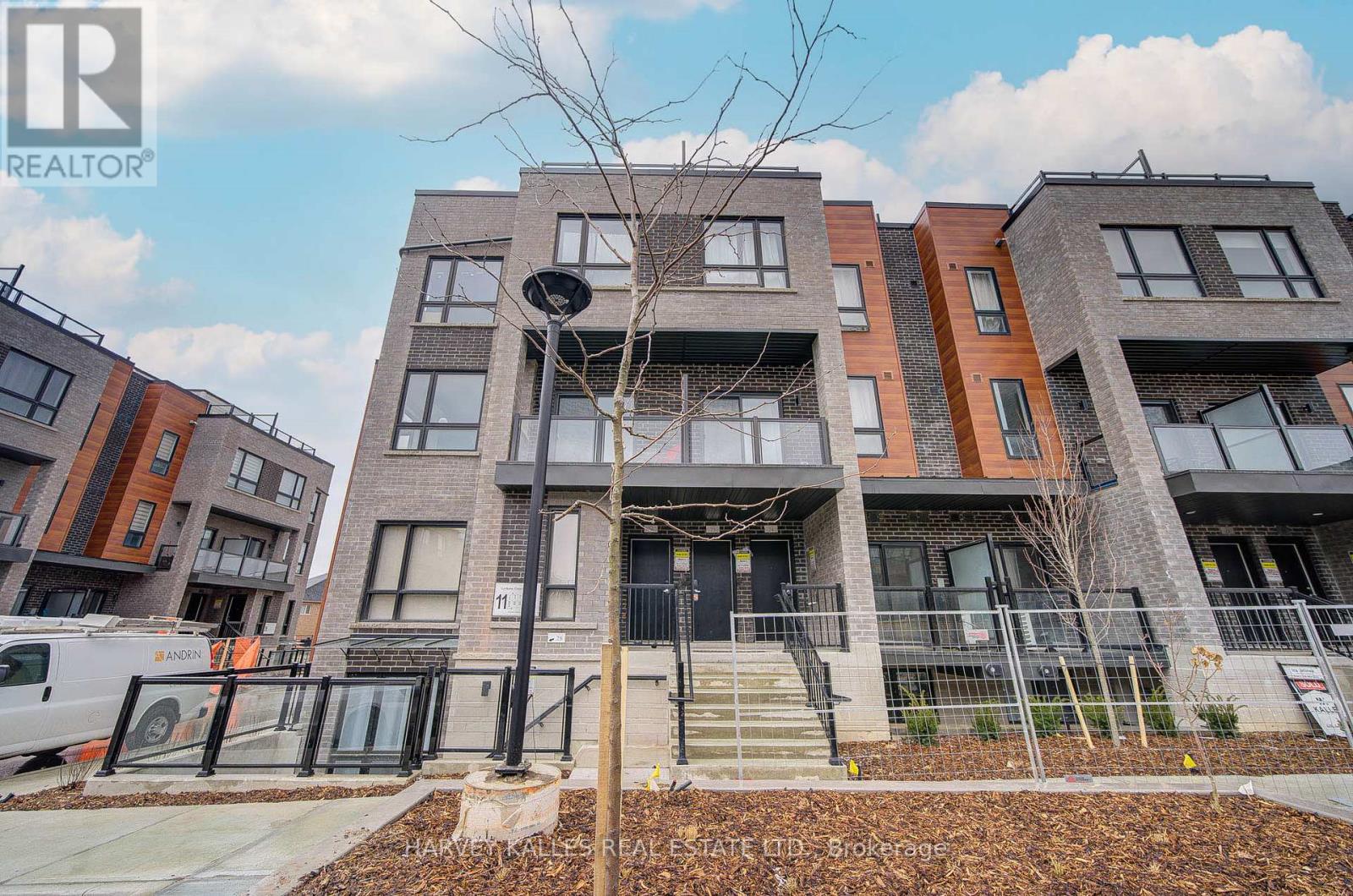 120 - 24-11 LYTHAM GREEN CIRCLE, Newmarket, Ontario