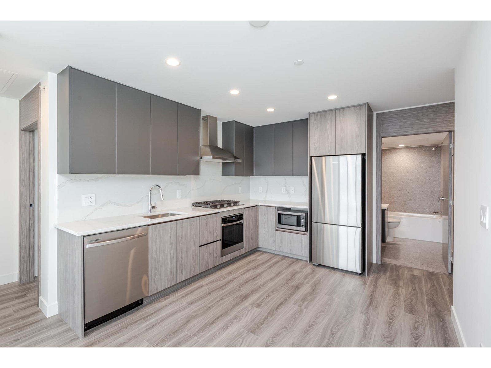 2702 10750 135a Street, Surrey, British Columbia  V3T 0V4 - Photo 6 - R2982763