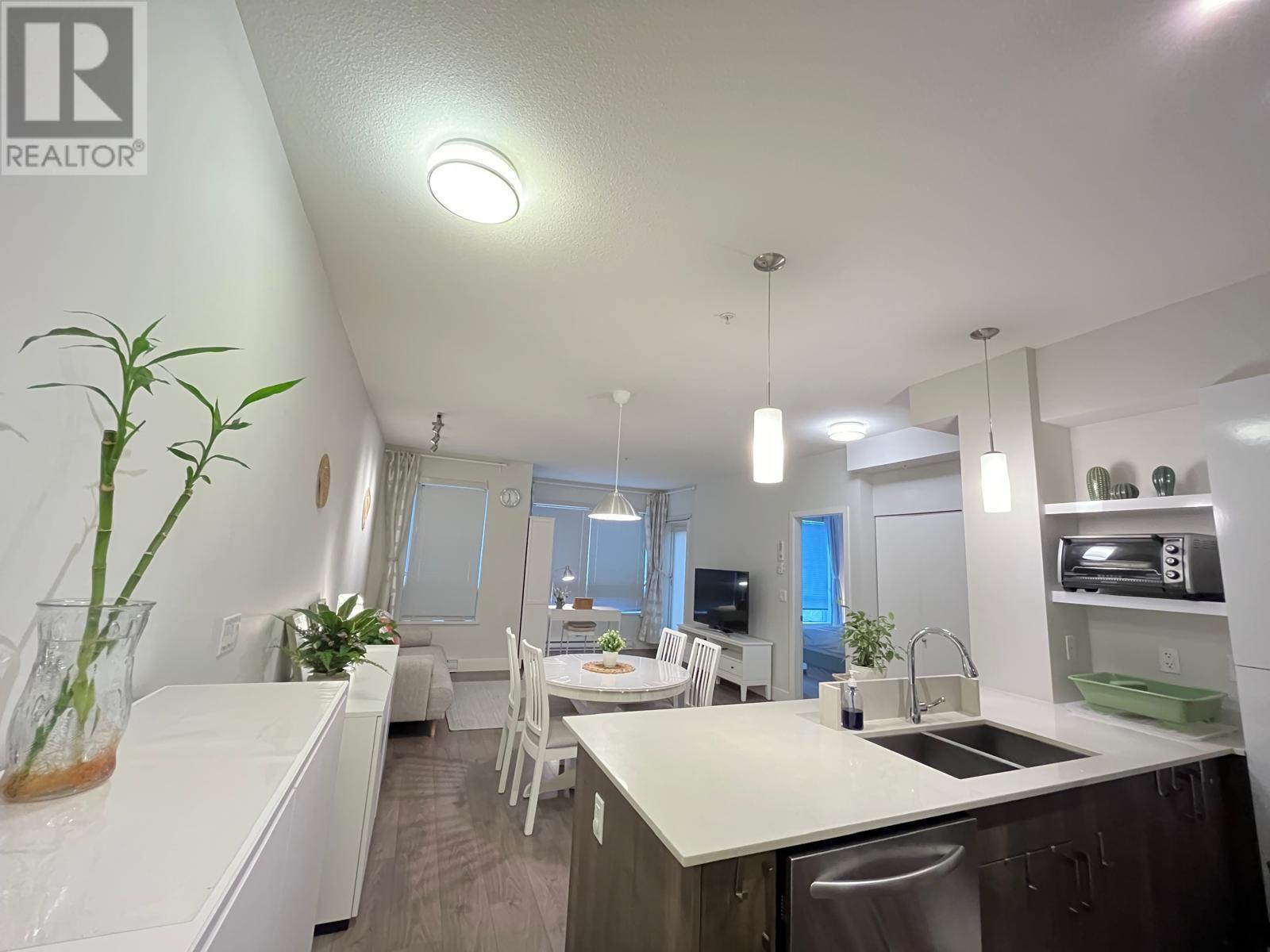 307 630 COMO LAKE AVENUE, Coquitlam, British Columbia