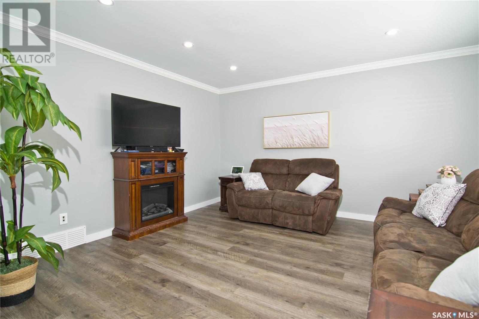 74 Mackenzie Mews, Regina, Saskatchewan  S4N 5M5 - Photo 3 - SK000001