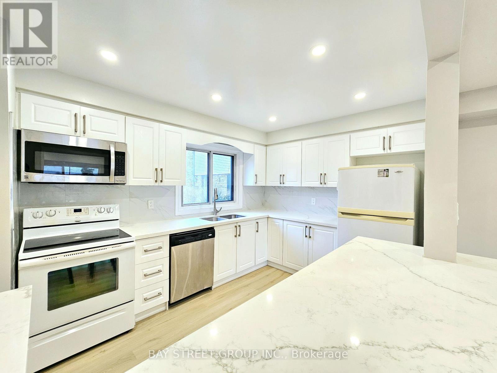 Property at 4 - 2779 GANANOQUE DRIVE image 3