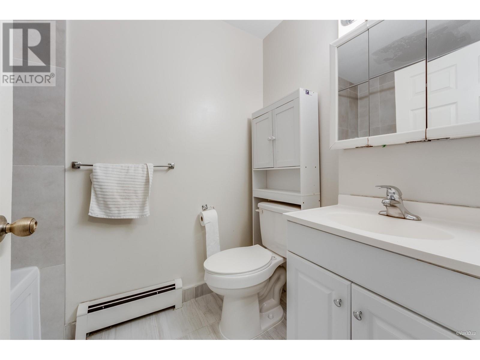 Listing Picture 9 of 31 : 7351 12TH AVENUE, Burnaby / 本拿比 - 魯藝地產 Yvonne Lu Group - MLS Medallion Club Member