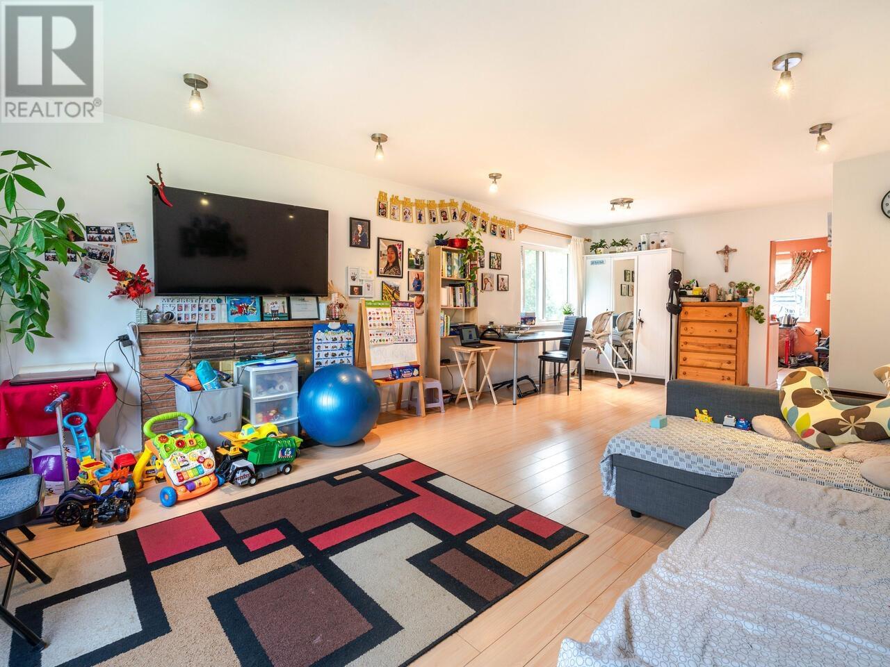 Property at 2216 E 41ST AVENUE image 3