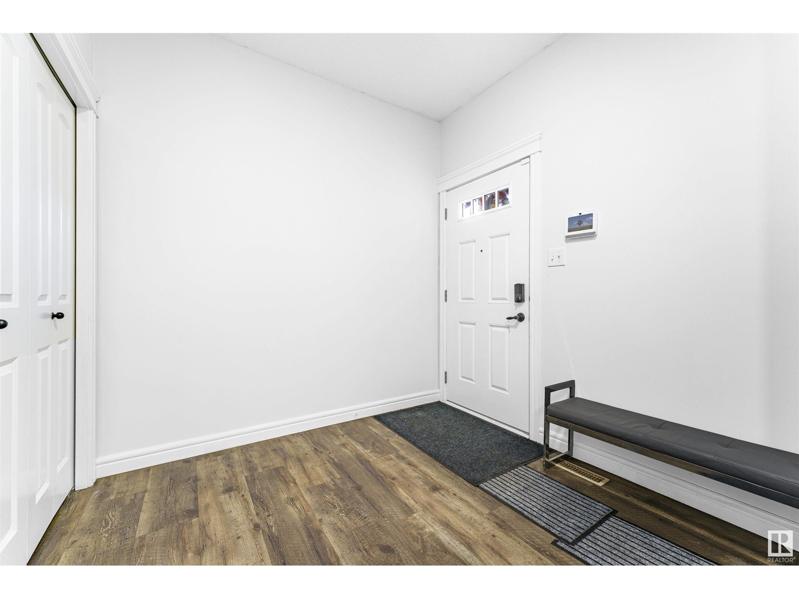 Property at 2218 Casey Cres SW image 5