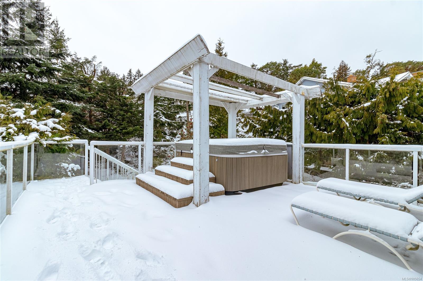 Property at 711 Bexhill Rd image 2