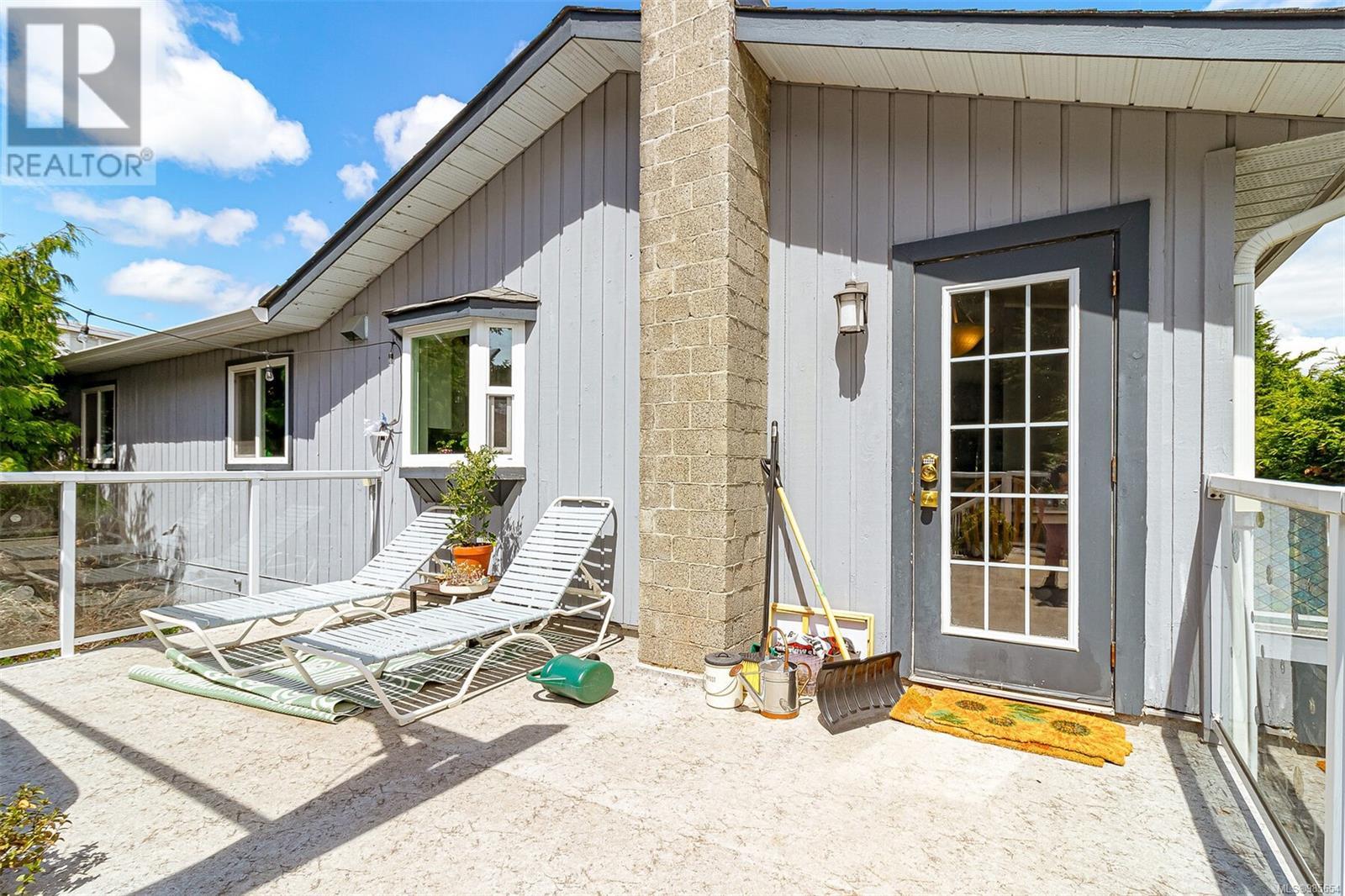 Property at 711 Bexhill Rd image 3