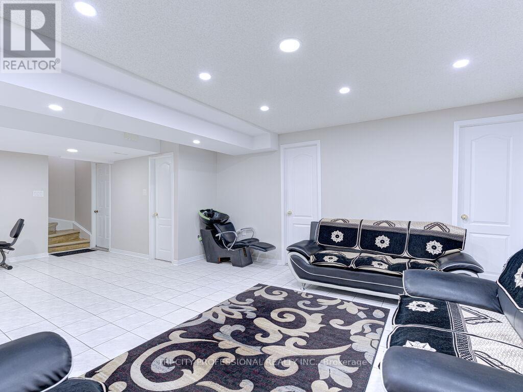 40 Brinkley Drive, Brampton, Ontario  L7A 1G9 - Photo 25 - W12046939
