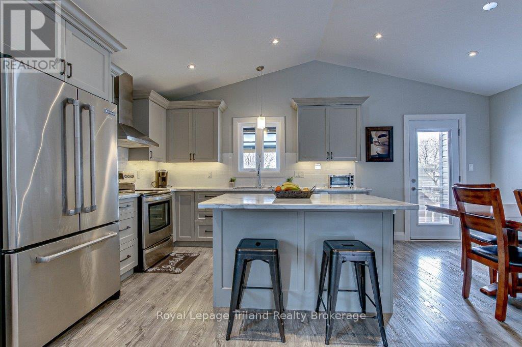 62 Brown Street, Aylmer, Ontario  N5H 3G6 - Photo 5 - X12047060