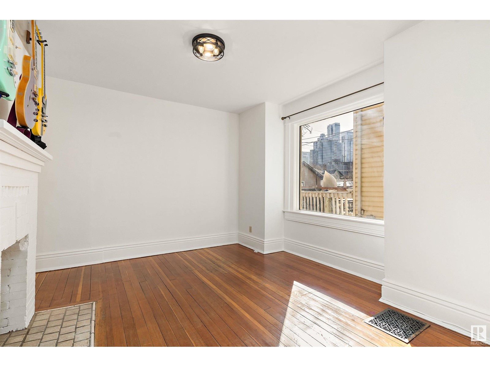 Property at 9617 107 AV NW image 5