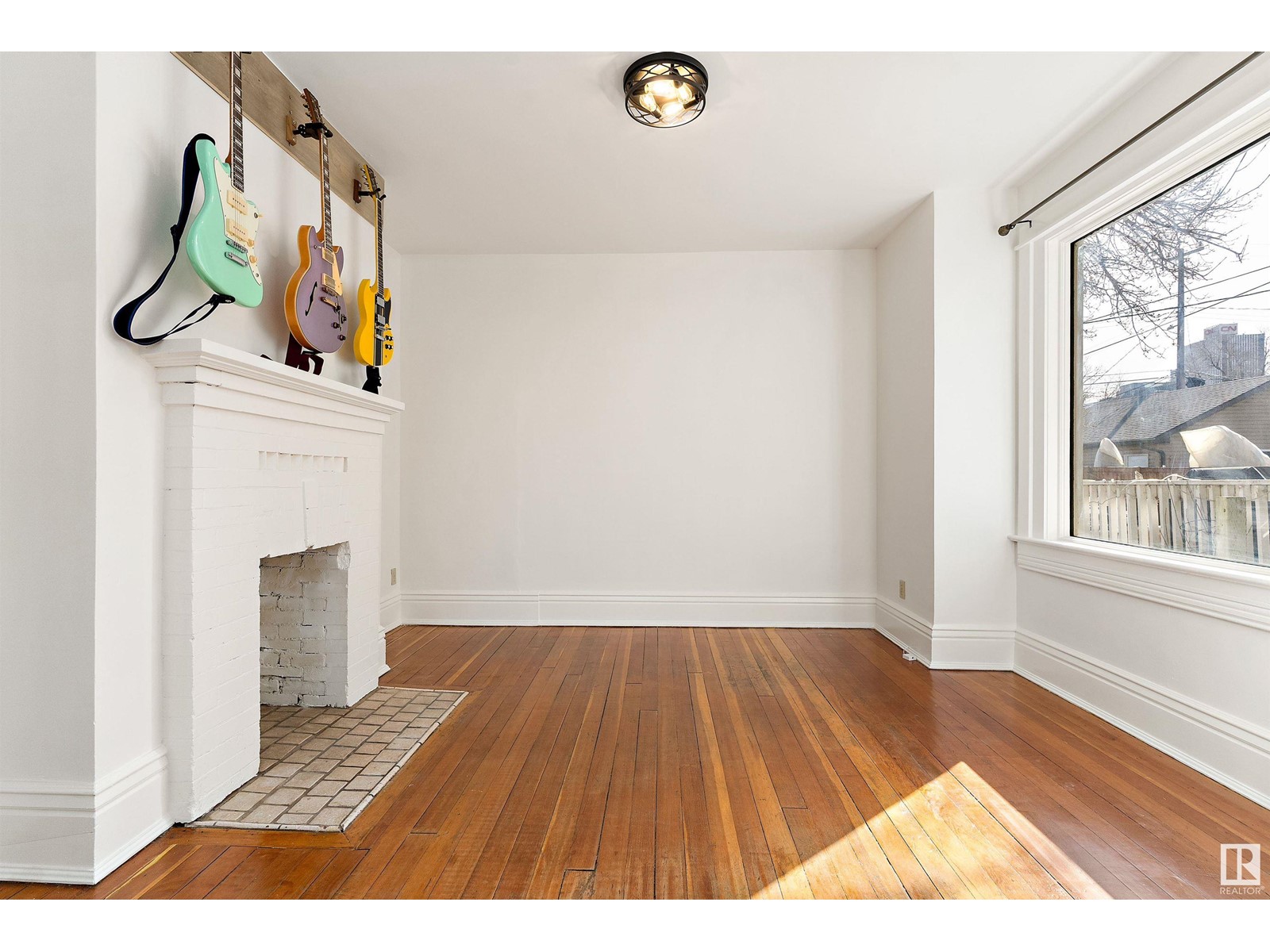 Property at 9617 107 AV NW image 4