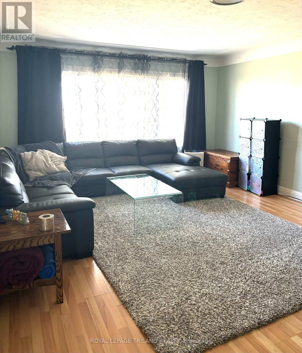 Photo 3 of 11 for 2311 Dundas Street