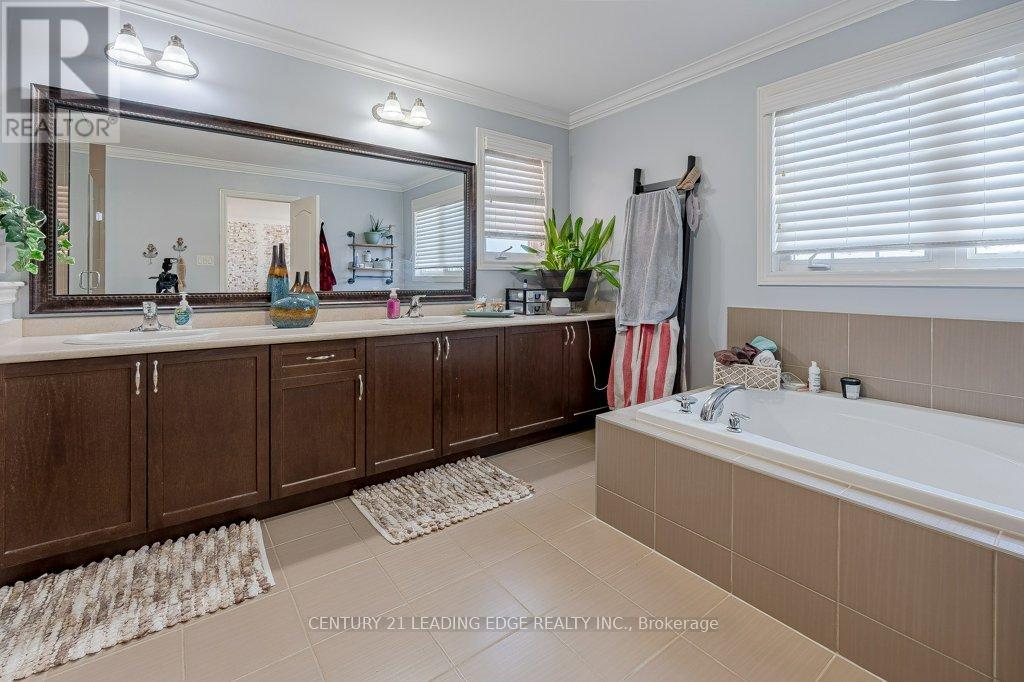 1 Russel Drive, Bradford West Gwillimbury, Ontario  L4G 7K5 - Photo 23 - N12047500