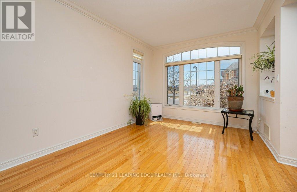 1 Russel Drive, Bradford West Gwillimbury, Ontario  L4G 7K5 - Photo 7 - N12047500
