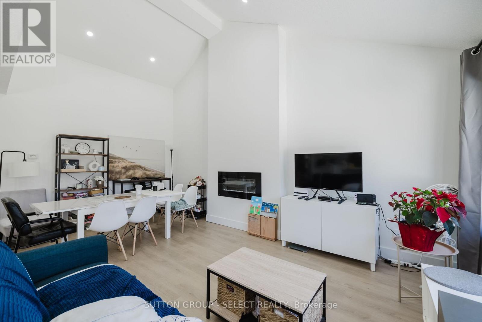 Photo 9 of 35 for 14 Willingdon Avenue