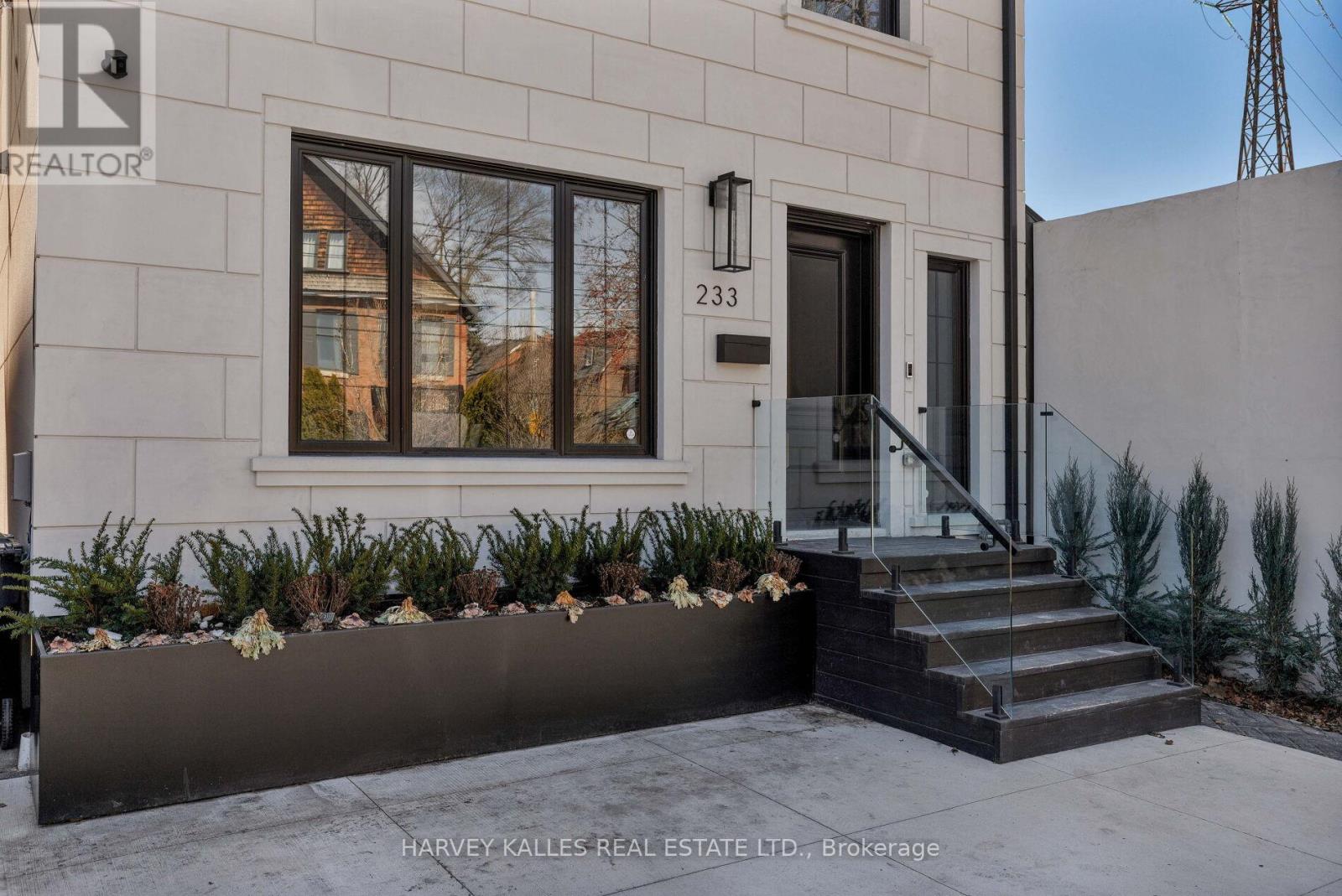 Property at 233 MACPHERSON AVENUE image 2