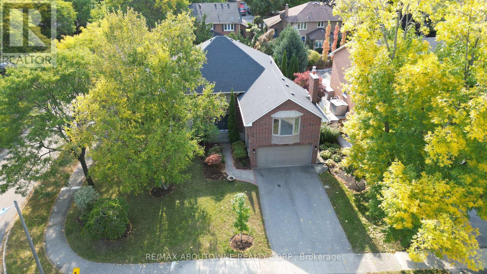 Property at 398 BARCLAY CRESCENT image 2