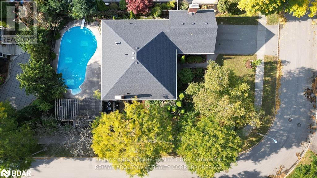 Property at 398 BARCLAY CRESCENT image 3