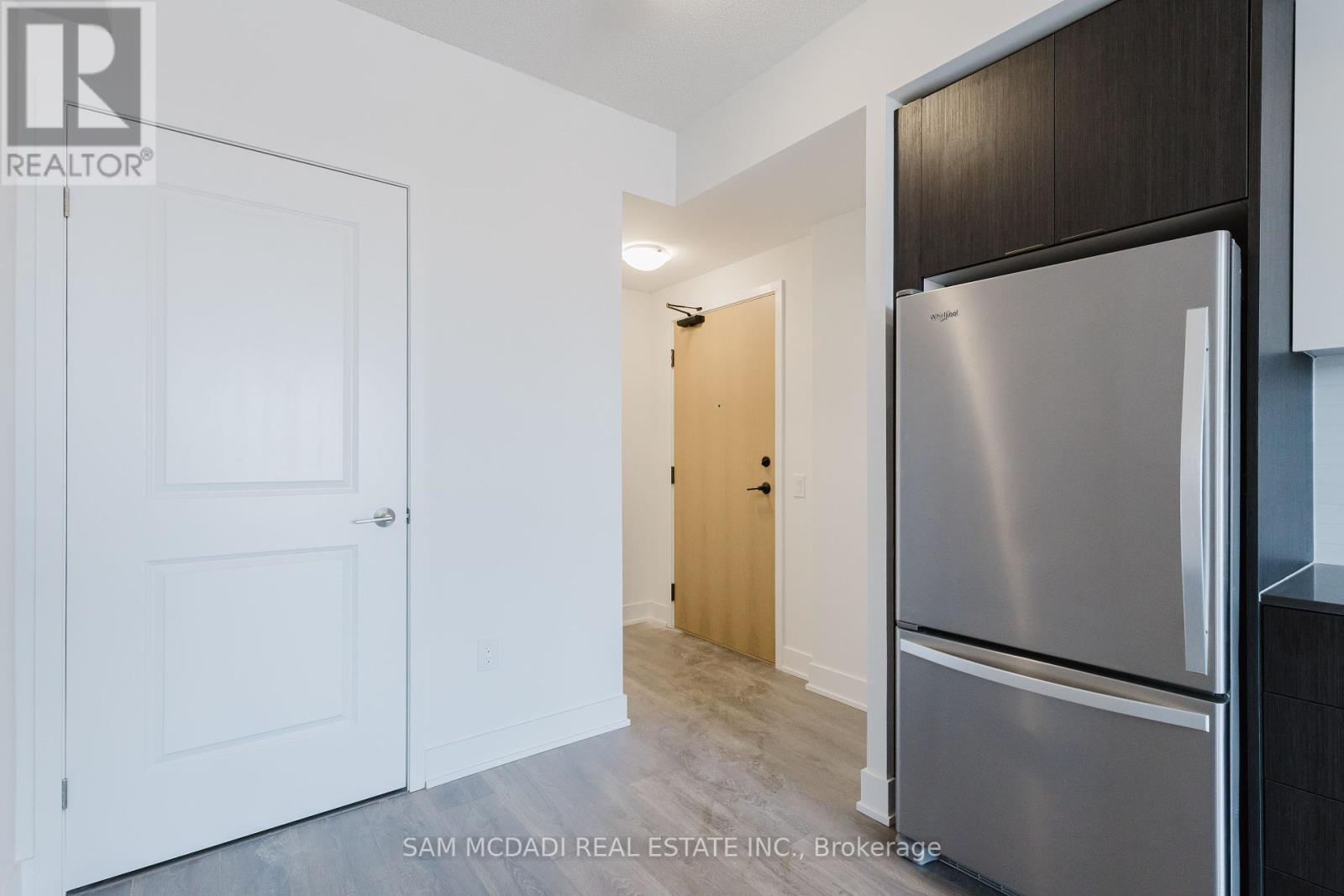 1207 - 204 Burnhamthorpe Road E, Mississauga, Ontario  L5A 4L4 - Photo 3 - W12047737