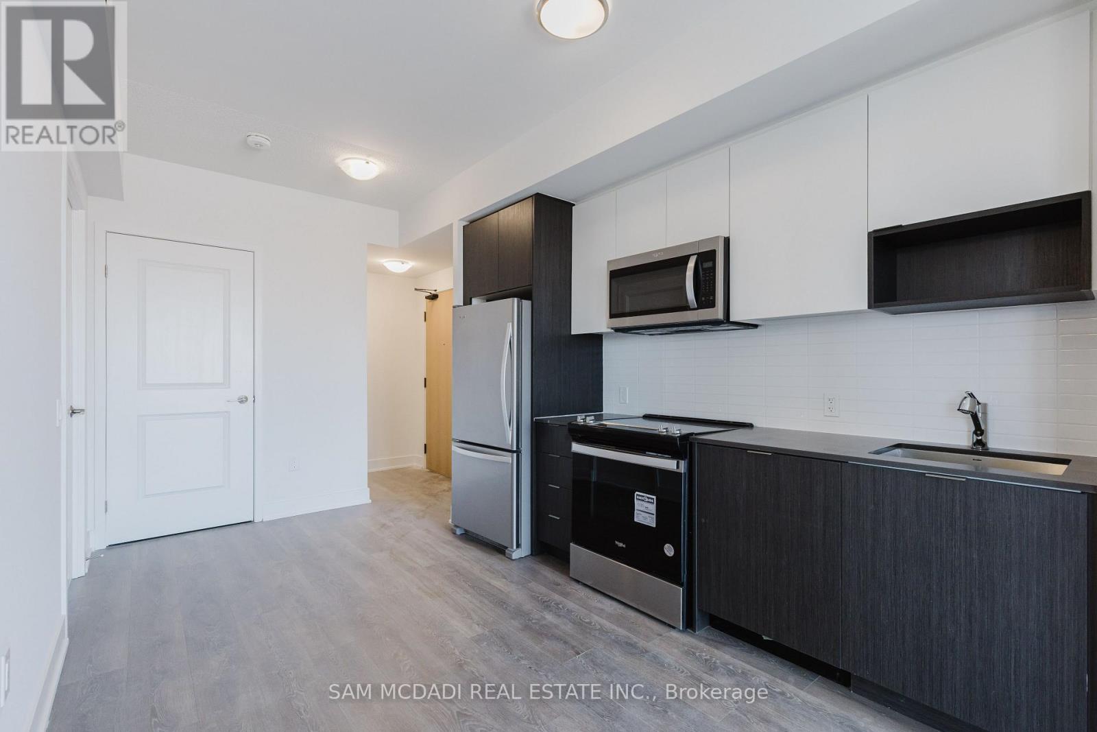 1207 - 204 Burnhamthorpe Road E, Mississauga, Ontario  L5A 4L4 - Photo 4 - W12047737