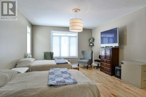 20 Twigs End E, Gravenhurst, Ontario  P0B 1J0 - Photo 12 - X12047874