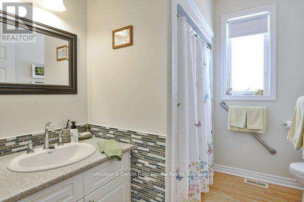 20 Twigs End E, Gravenhurst, Ontario  P0B 1J0 - Photo 13 - X12047874