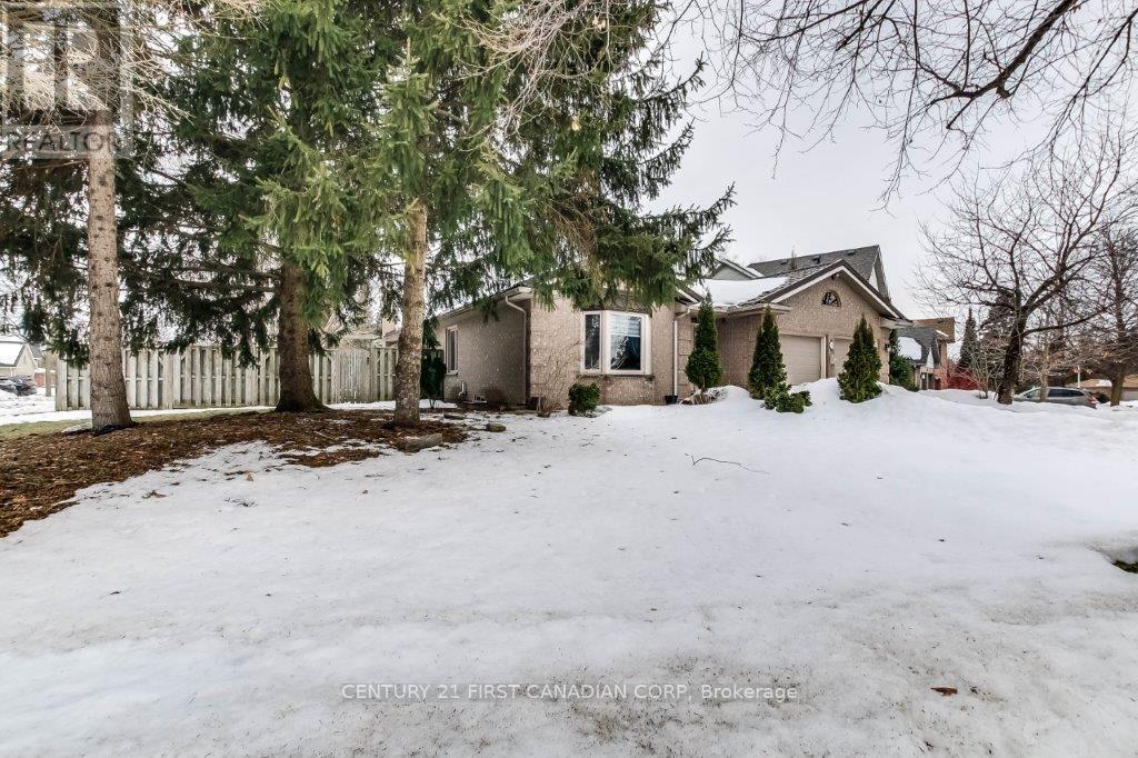 Photo 3 of 30 for 1 Muskoka Crescent