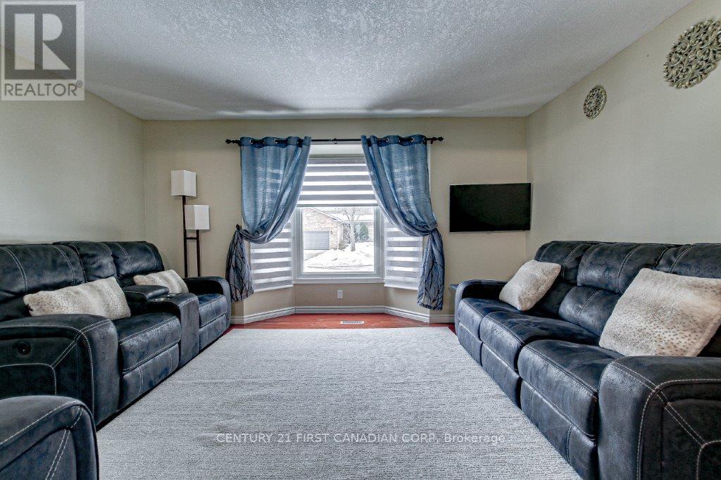 Photo 6 of 30 for 1 Muskoka Crescent