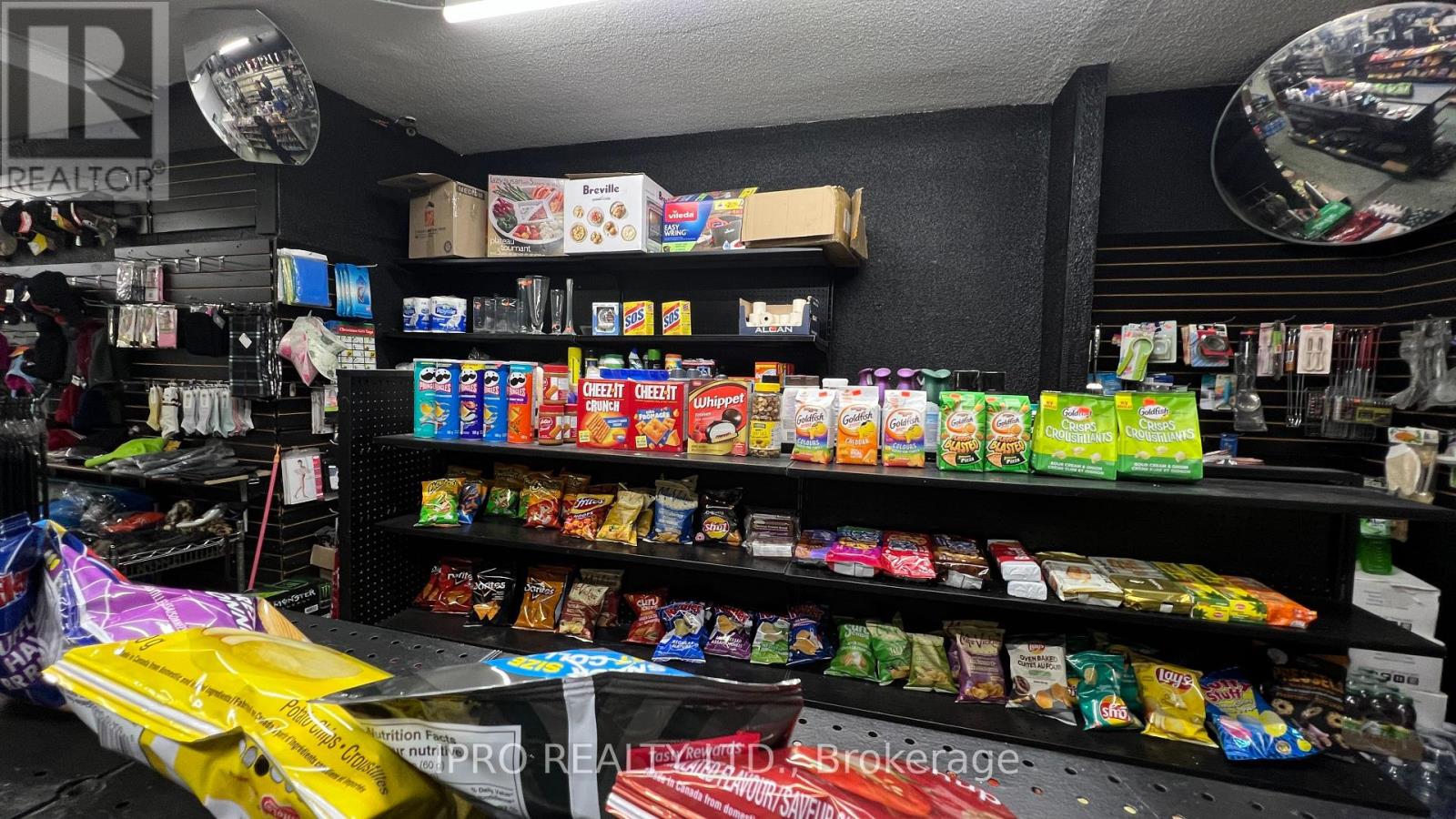 Unit 11 - 2111 Jane Street, Toronto (Downsview-Roding-Cfb), Ontario  M3M 1A2 - Photo 8 - W11821494