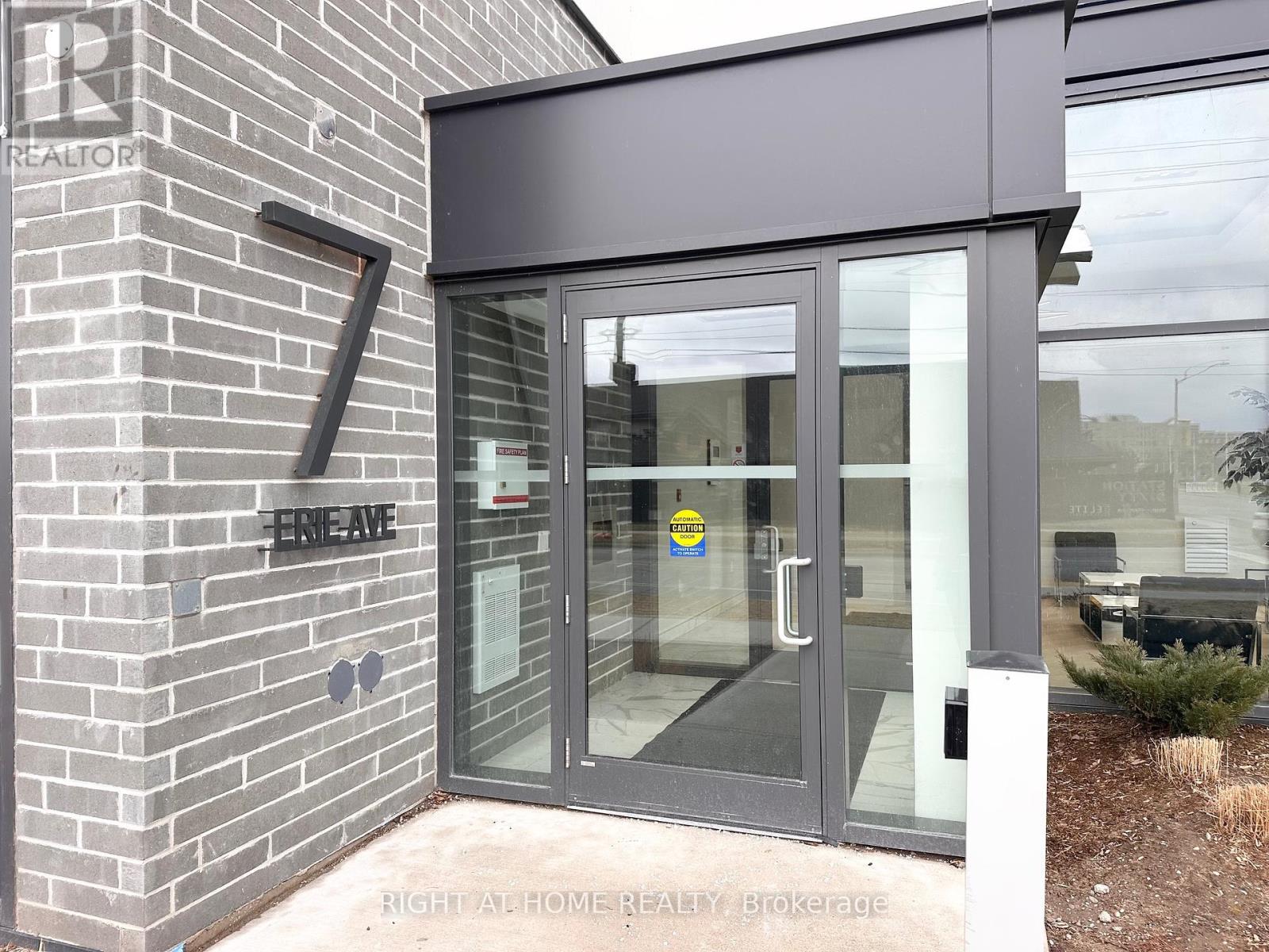 Property at 806 - 7 ERIE AVENUE image 4
