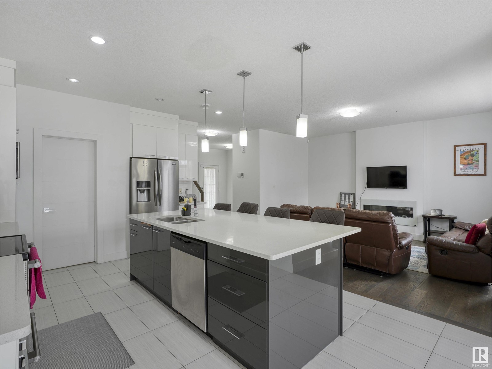 Property at 272 Fraser WY NW image 3