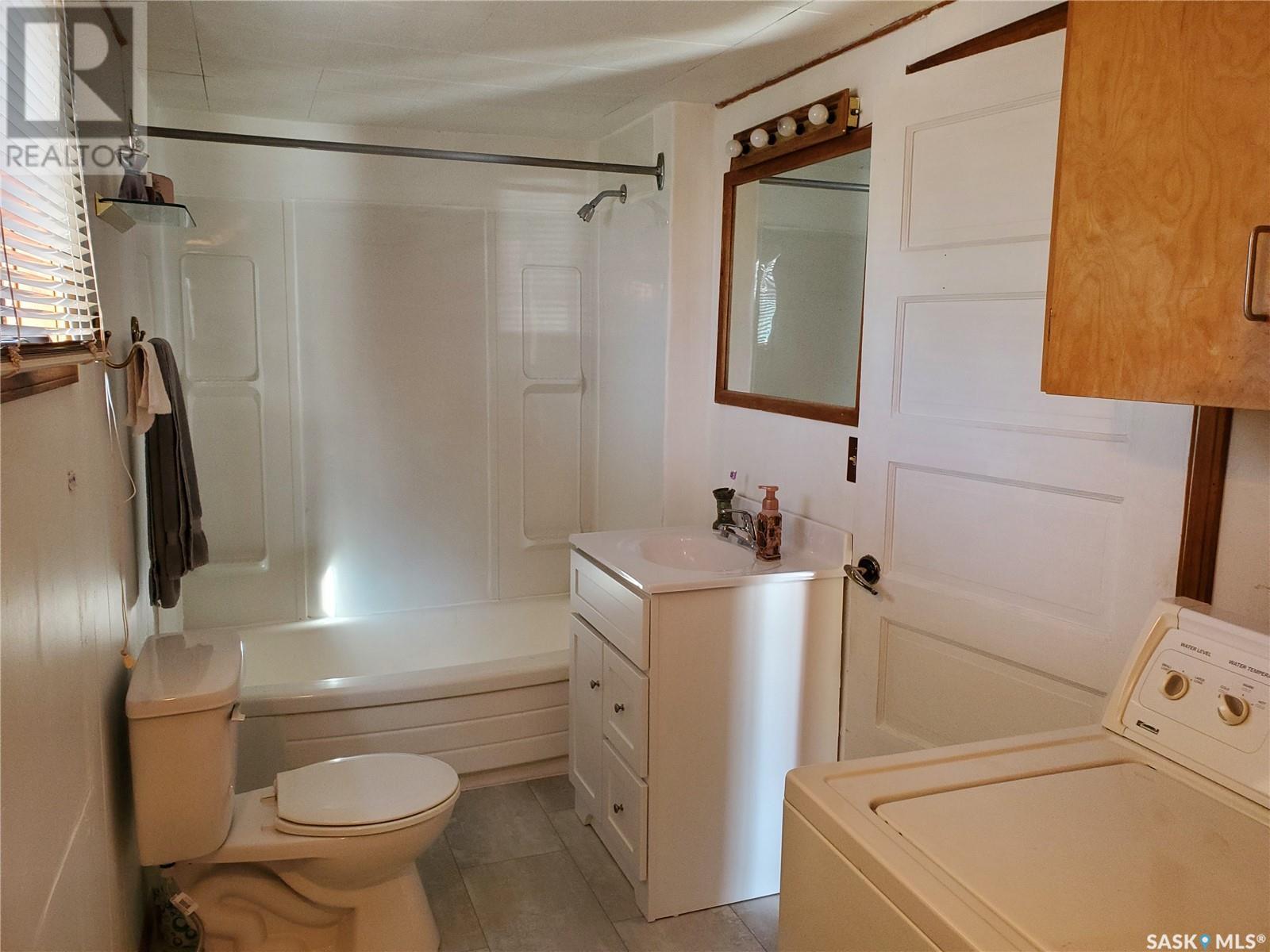 321 1st Street W, Ponteix, Saskatchewan  S0N 1Z0 - Photo 8 - SK000038