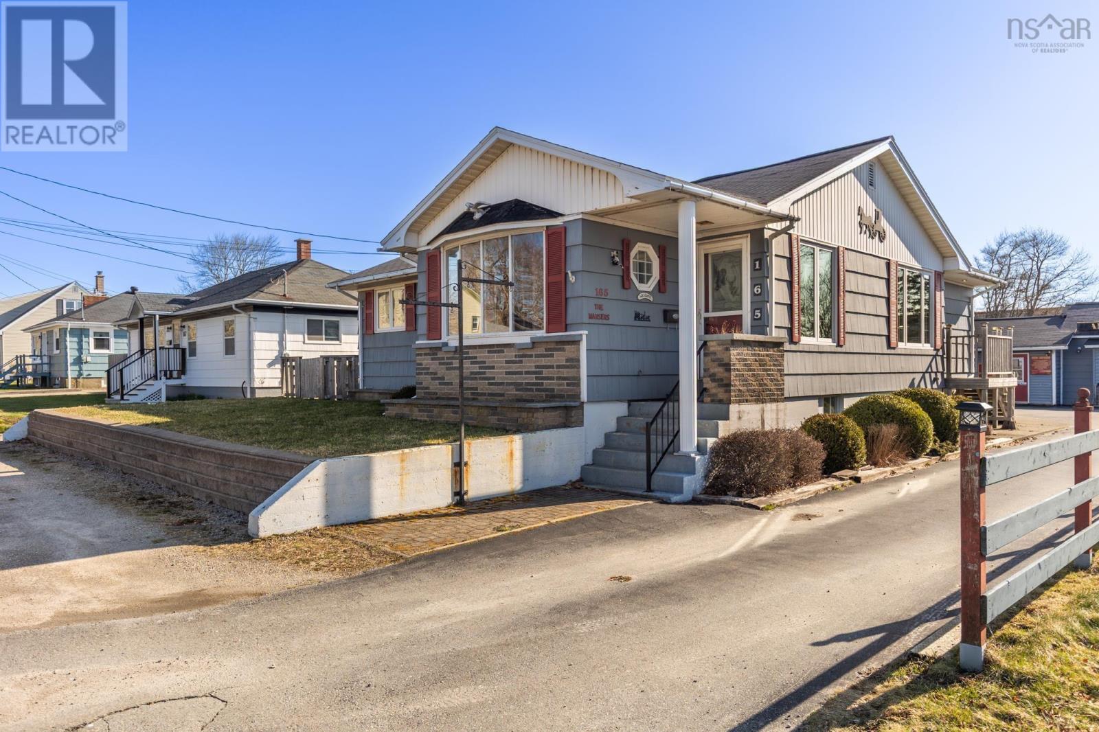 165 Pleasant Street, Yarmouth, Nova Scotia  B5A 2J5 - Photo 2 - 202506133