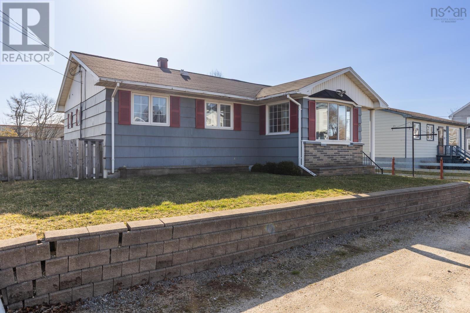 165 Pleasant Street, Yarmouth, Nova Scotia  B5A 2J5 - Photo 3 - 202506133