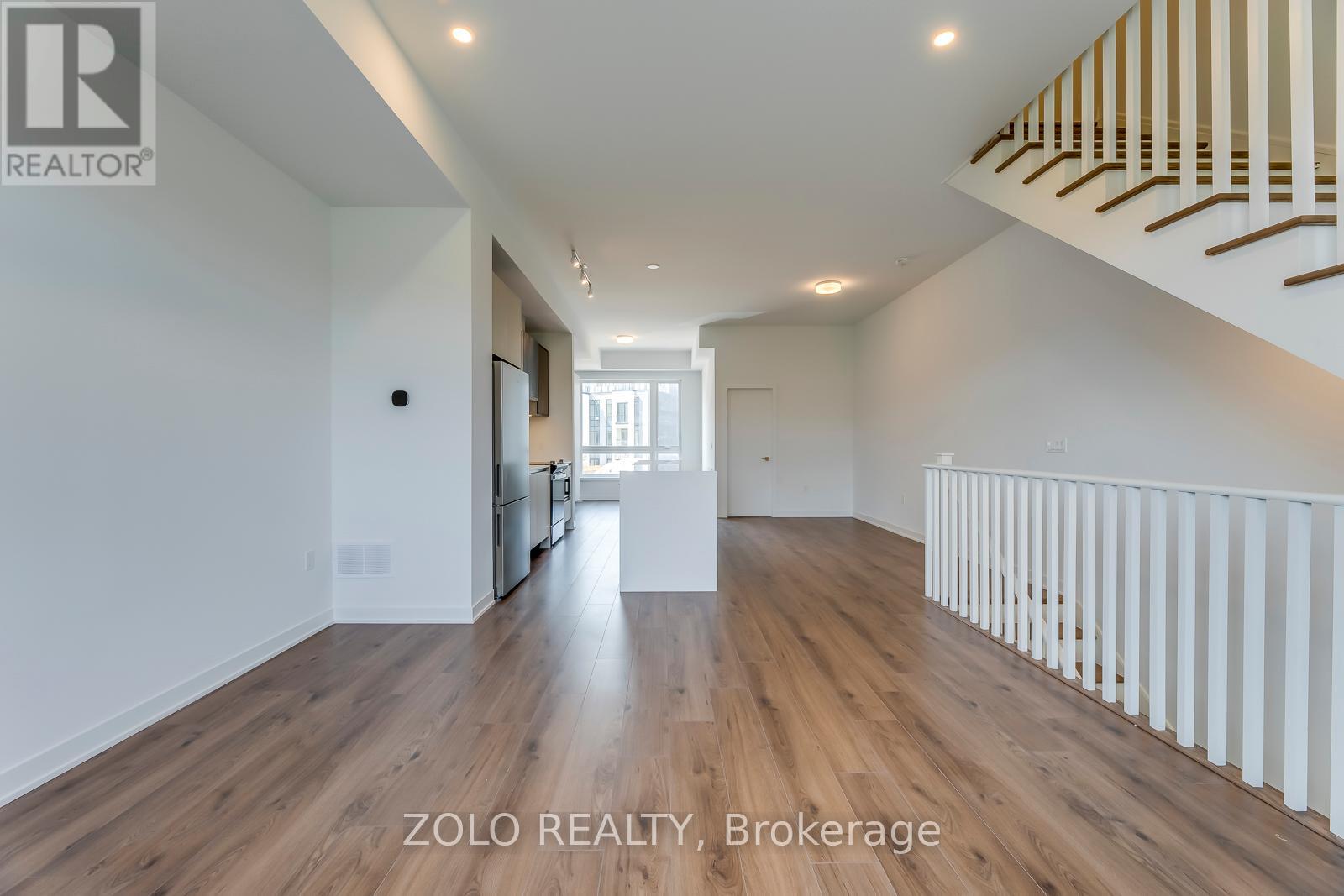 3049 Trailside Drive, Oakville, Ontario  L6M 4M2 - Photo 4 - W12048081