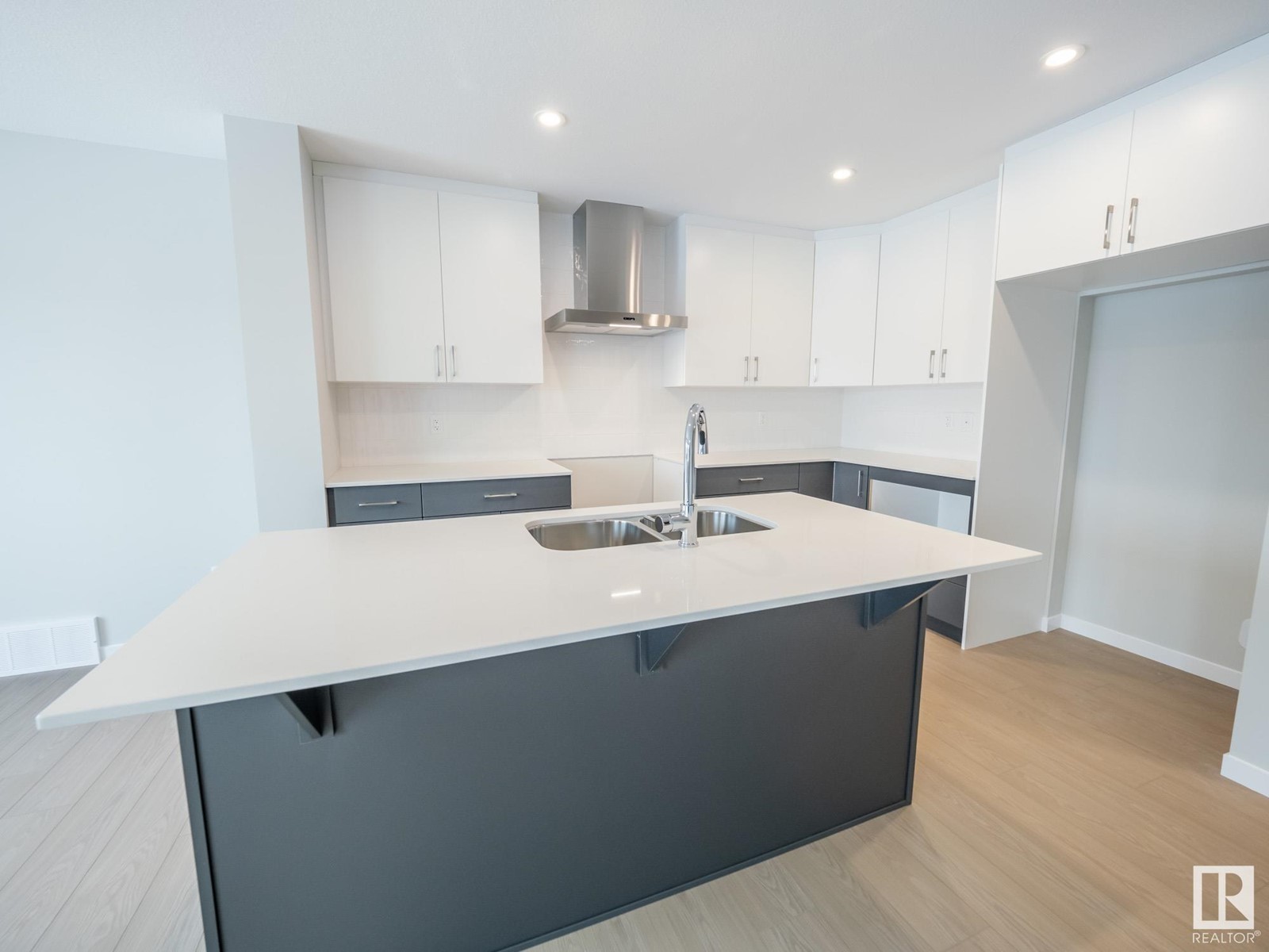 Property at 91 ROSEWOOD WY image 3