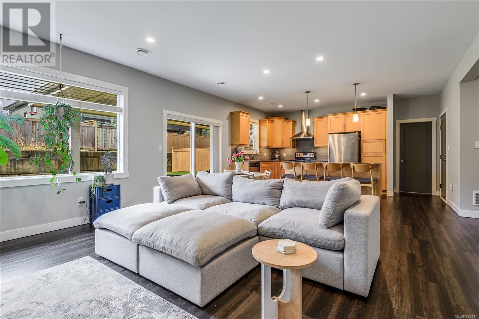 Property at 2 1580 Glen Eagle Dr image 4