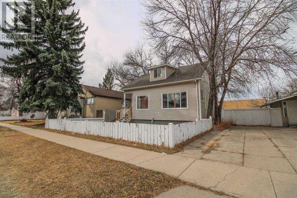 Property at 244 14 Street N image 2
