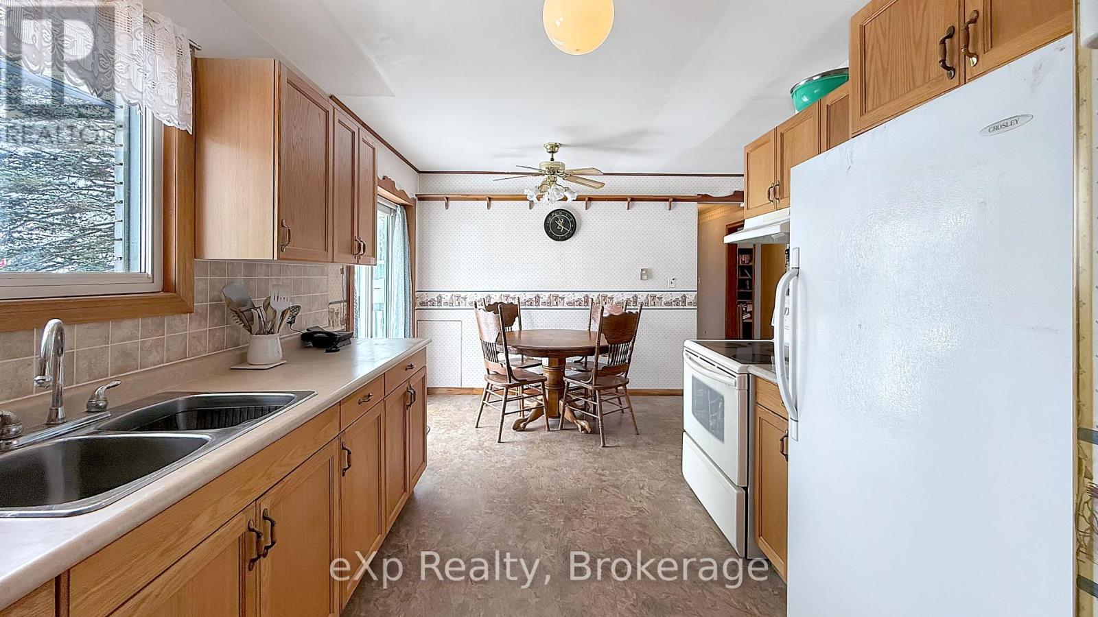 815 Albert Street E, West Grey, Ontario  N0G 1C0 - Photo 4 - X12048412