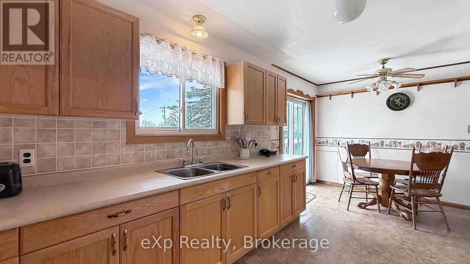 815 Albert Street E, West Grey, Ontario  N0G 1C0 - Photo 5 - X12048412