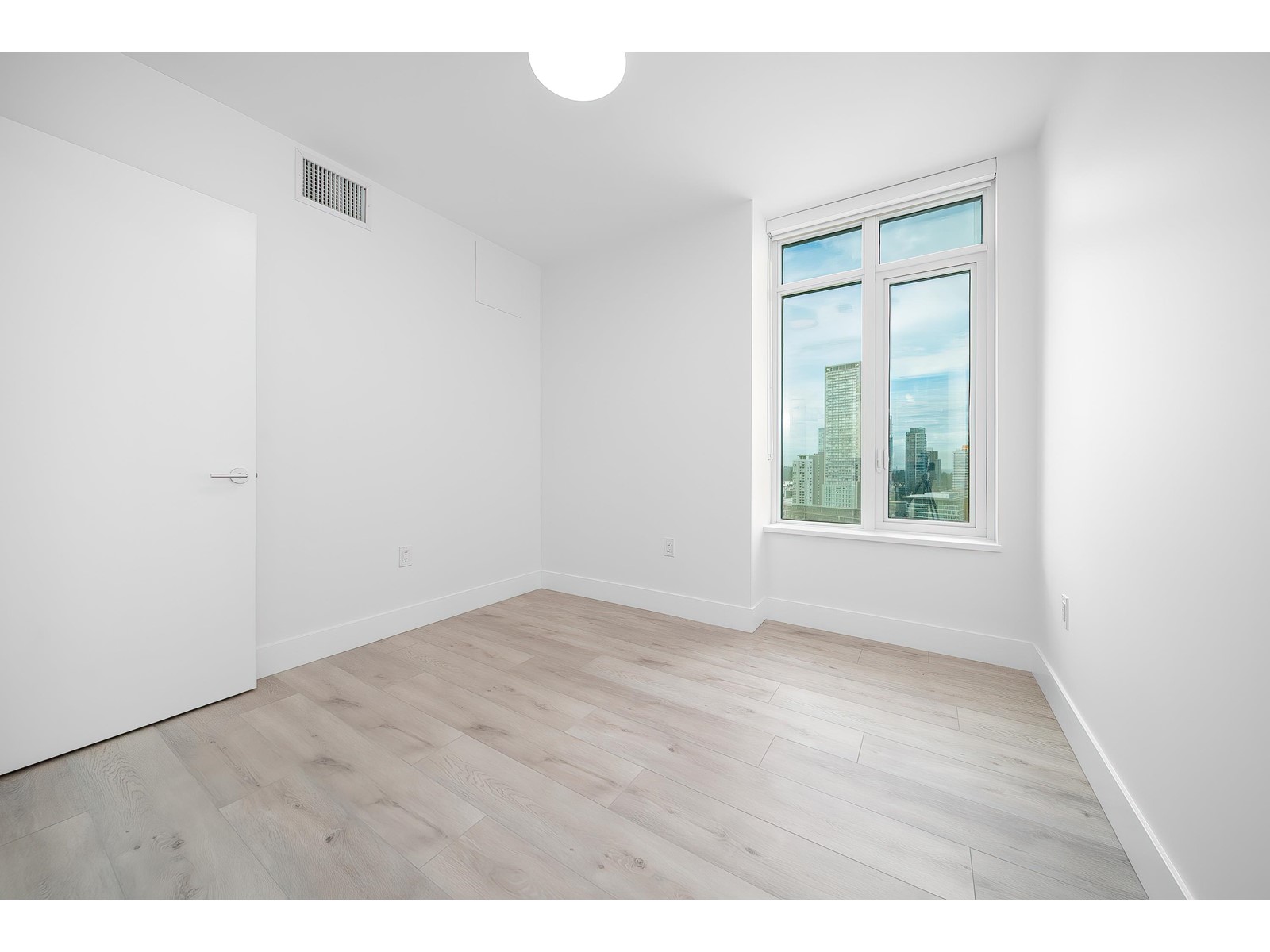 1705 10428 Whalley Boulevard, Surrey, British Columbia  V3T 1W6 - Photo 2 - R2983186