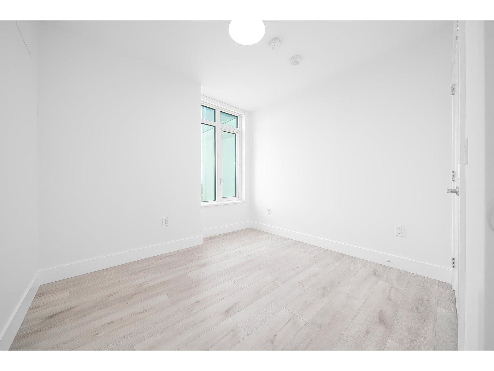1705 10428 Whalley Boulevard, Surrey, British Columbia  V3T 1W6 - Photo 3 - R2983186