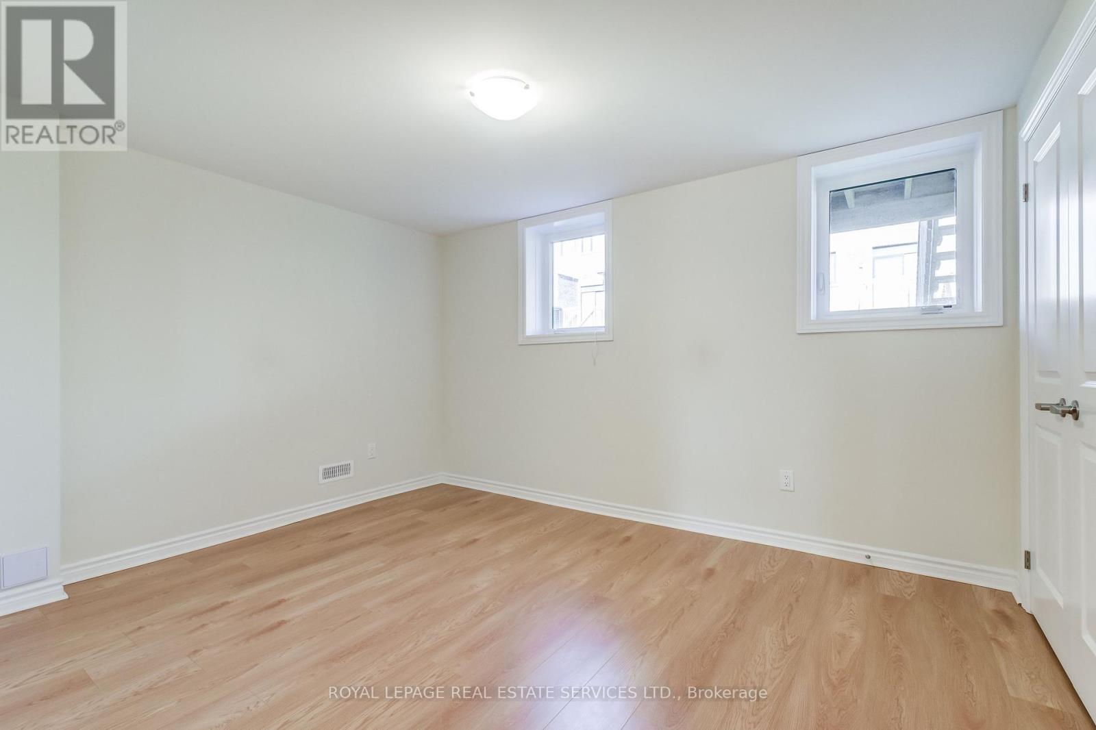 1387 Almonte Drive, Burlington, Ontario  L7P 0V6 - Photo 8 - W12029749