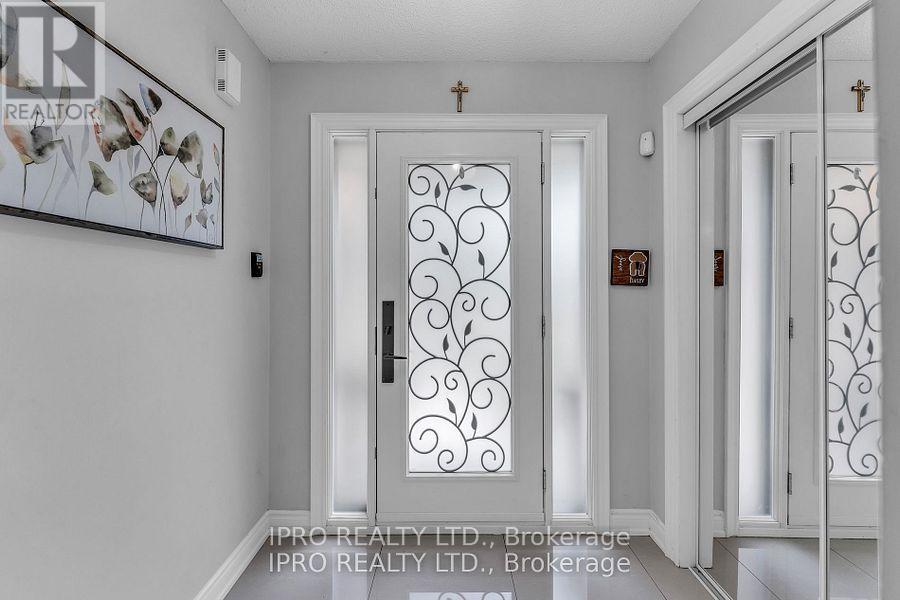 155 Bighorn Crescent, Brampton, Ontario  L6R 1G1 - Photo 4 - W12048535