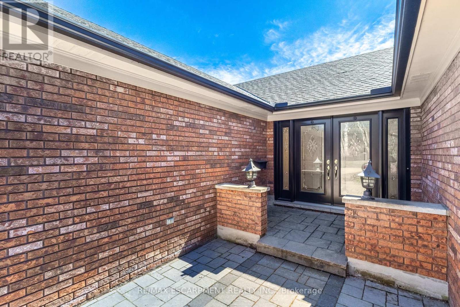 Property at 148 BRIAR HILL CRESCENT image 3