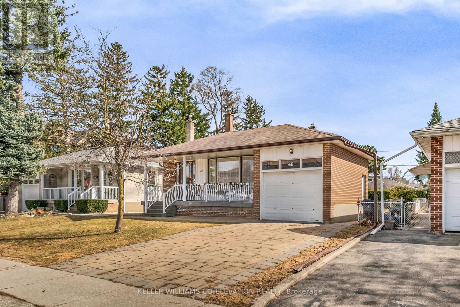 Property at 217 LA ROSE AVENUE image 3