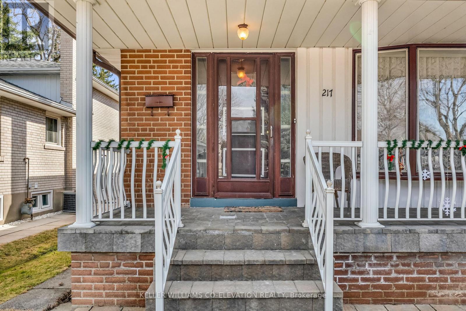 Property at 217 LA ROSE AVENUE image 4