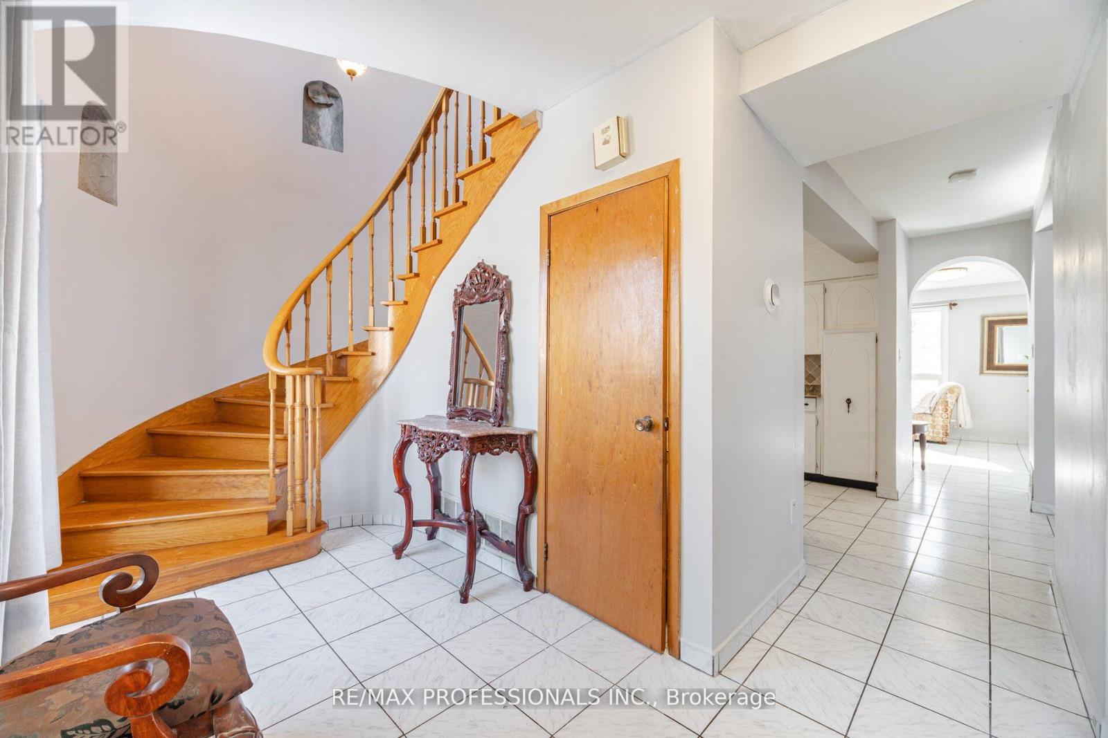 483 Valermo Drive, Toronto, Ontario  M8W 2M8 - Photo 4 - W12048829