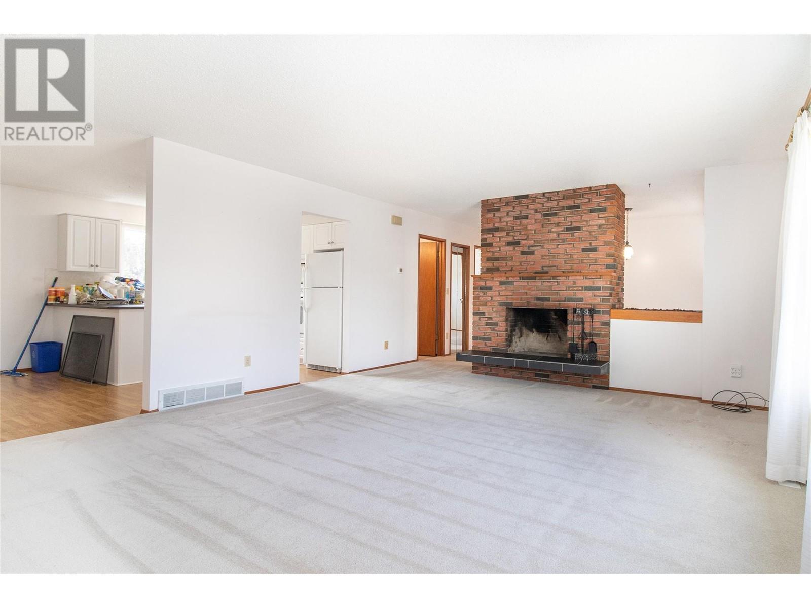 Property at 425 Burbank Court image 3