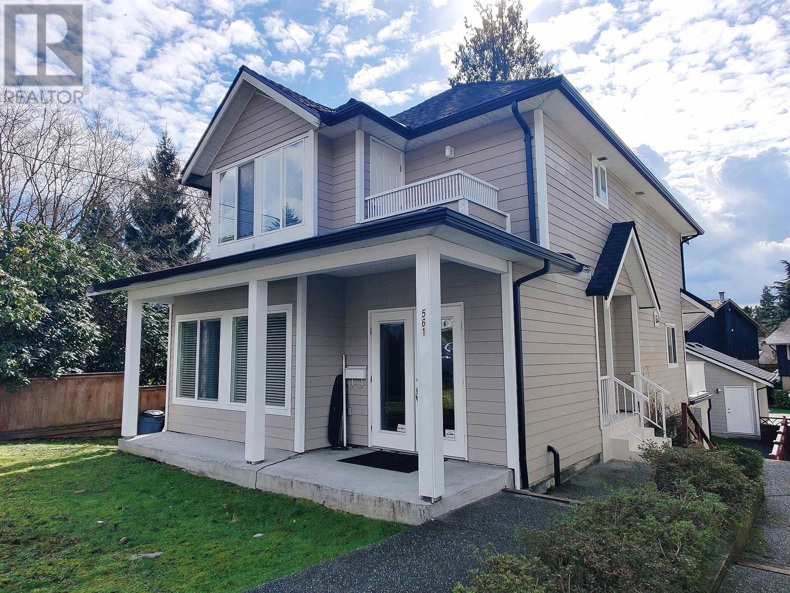 561 W 28th Street, North Vancouver, British Columbia  V7N 2J6 - Photo 2 - R2981107