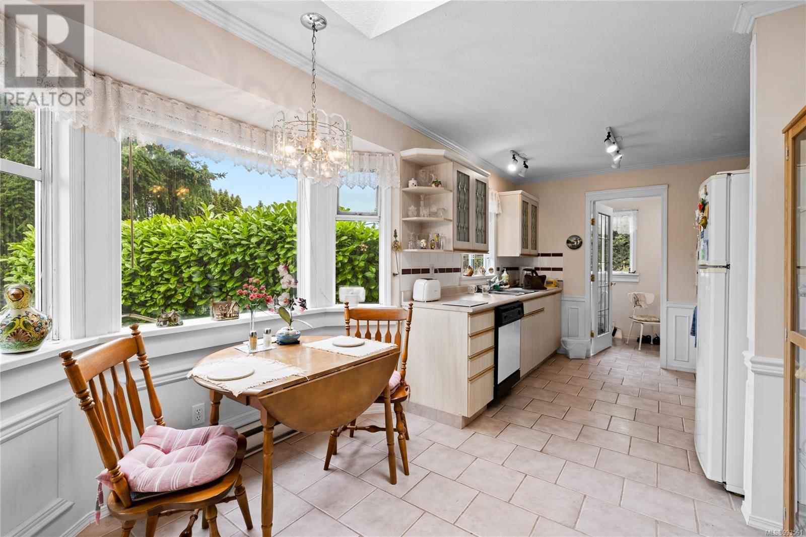 Property at 586 Wembley Rd image 3